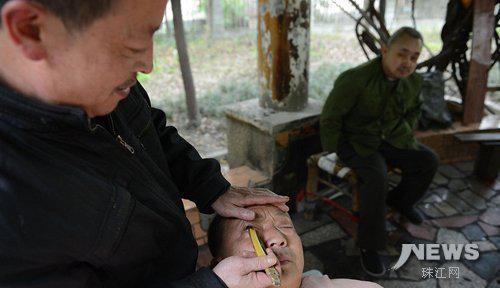 刀锋洗眼睛视频,焕然一新——揭秘眼部清洁的神奇效果