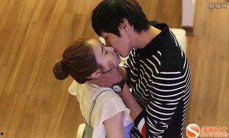 男生亲吻女生嘴视频